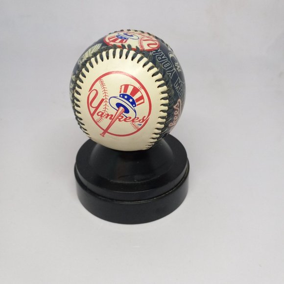 MLB  New York Yankees Memorabilia Set - Stadium Replica - Clock - Miniatures - Picture 7 of 9